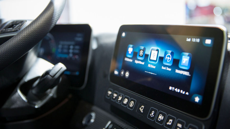 Actros Experience Room: Chauffører oplever de nye assistentsystemer, MirrorCam og den intuitive betjening af Multimedia Cockpit i forskellige stationer.
