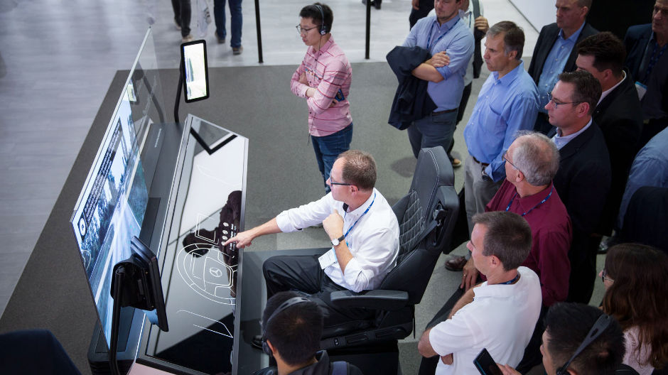Chauffeurs maken bij verschillende stations in de Actros Experience Room kennis met de nieuwe assistentiesystemen, de MirrorCam en de intuïtieve bediening van de multimediacockpit.