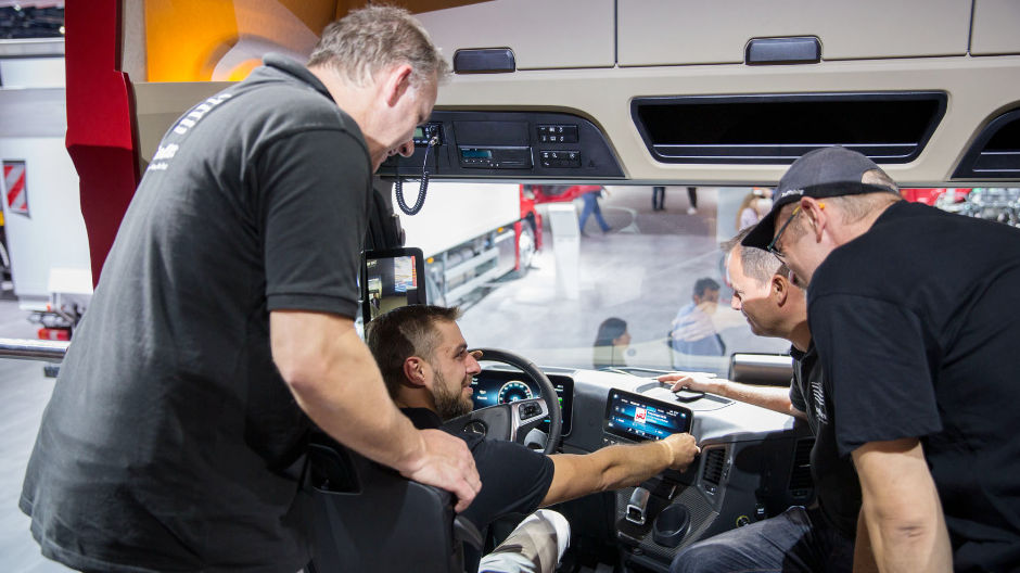 Chauffeurs maken bij verschillende stations in de Actros Experience Room kennis met de nieuwe assistentiesystemen, de MirrorCam en de intuïtieve bediening van de multimediacockpit.