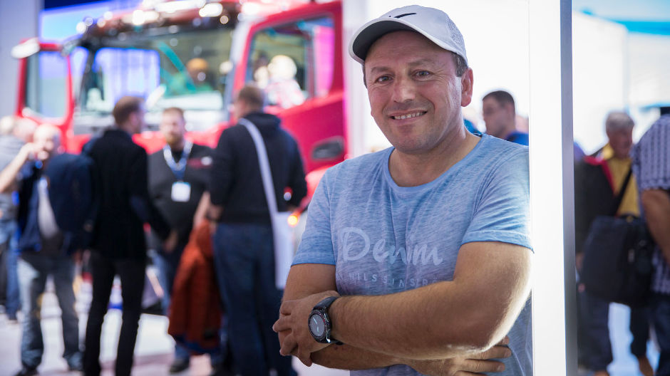 Anton Stosic, întreprinzător din Bad Salzuflen: „Vreau neapărat să testez MirrorCam. Abia aștept prima cursă de probă.“