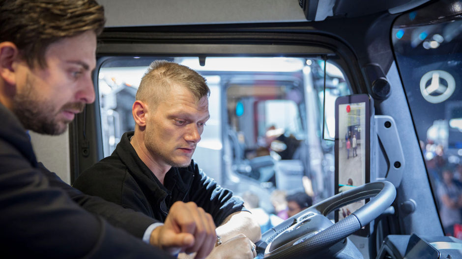 Andreas Suhr, motorista de Hamburgo (aqui com o vendedor Sören Schling), está entusiasmado com o Multimedia Cockpit: "A operação é mesmo como num telemóvel, espetacular!" 