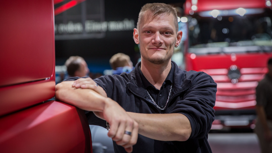 Andreas Suhr, kuljettaja Hampurista (tässä myyjä Sören Schlingin kanssa), on innostunut multimedia-cockpitistä.