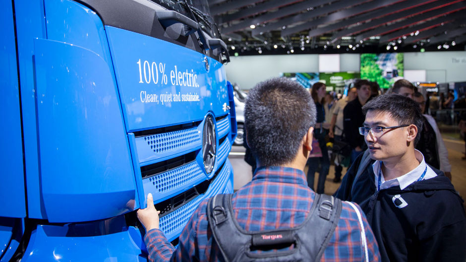 Great interest shown by visitors: the eActros, the first all-electric truck in heavy-duty distribution transport.
