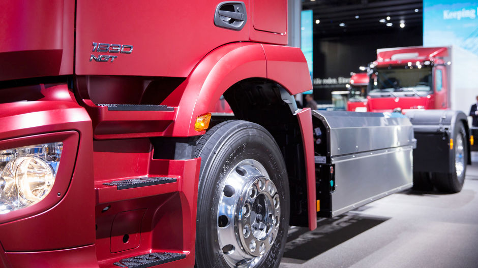 Vaihtoehto dieselmoottorille erityisiin käyttötarkoituksiin: Actros NGT maakaasumoottorilla.