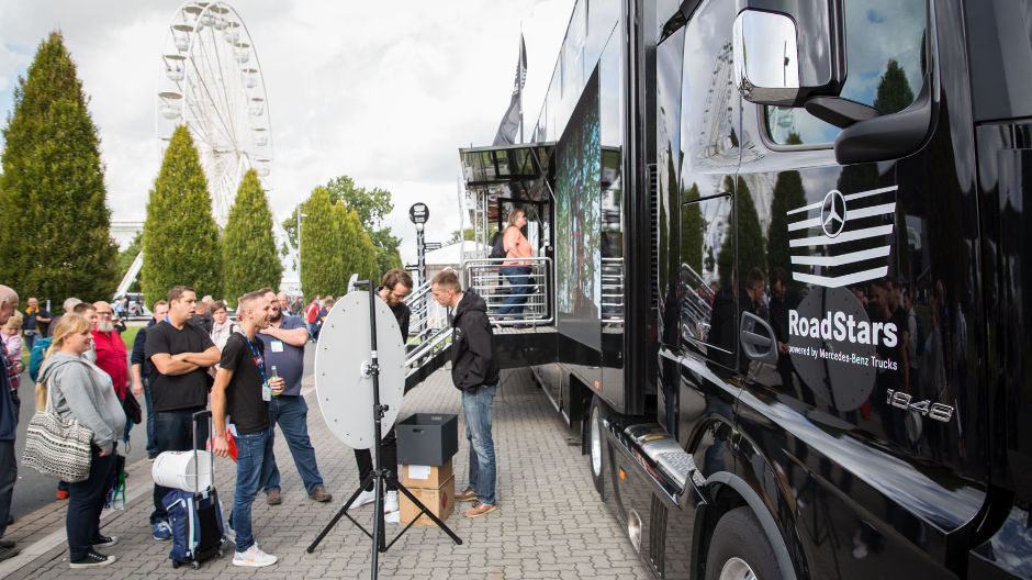 No podía faltar: el camión de exhibición negro noche de RoadStars hizo una parada en Hannover.