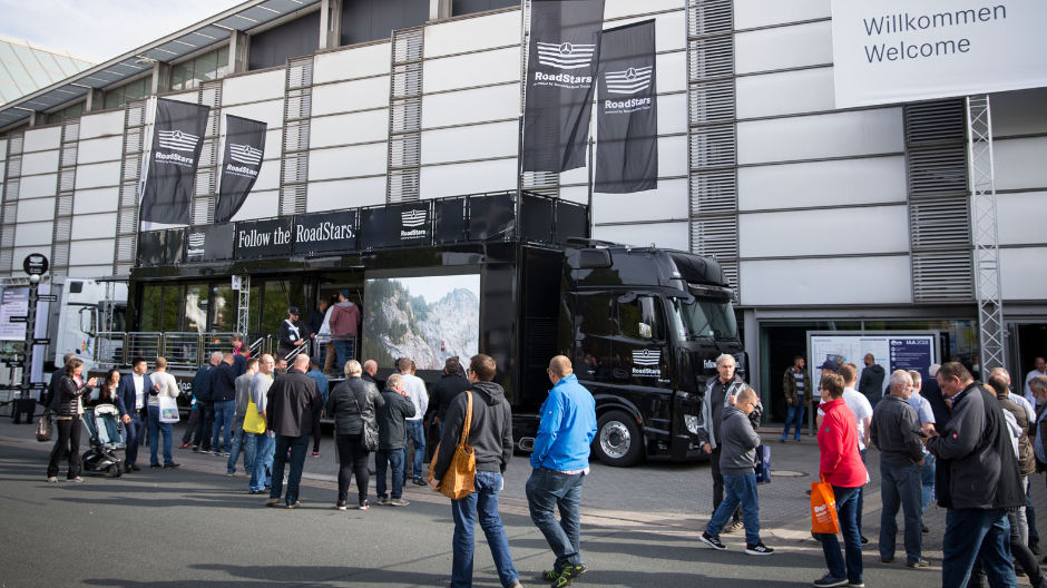 No podía faltar: el camión de exhibición negro noche de RoadStars hizo una parada en Hannover.
