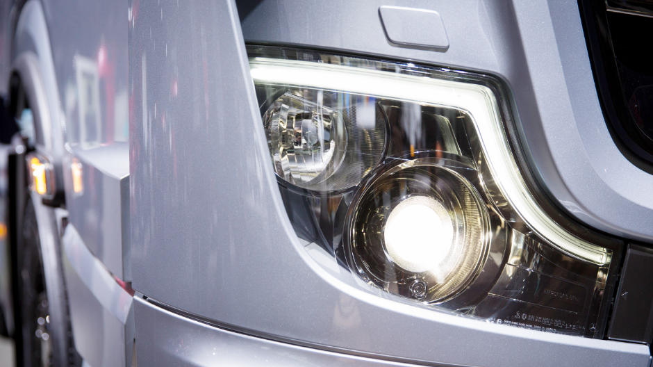 Details such as the headlamp surrounds in titanium chrome lend the Edition One a unique character.