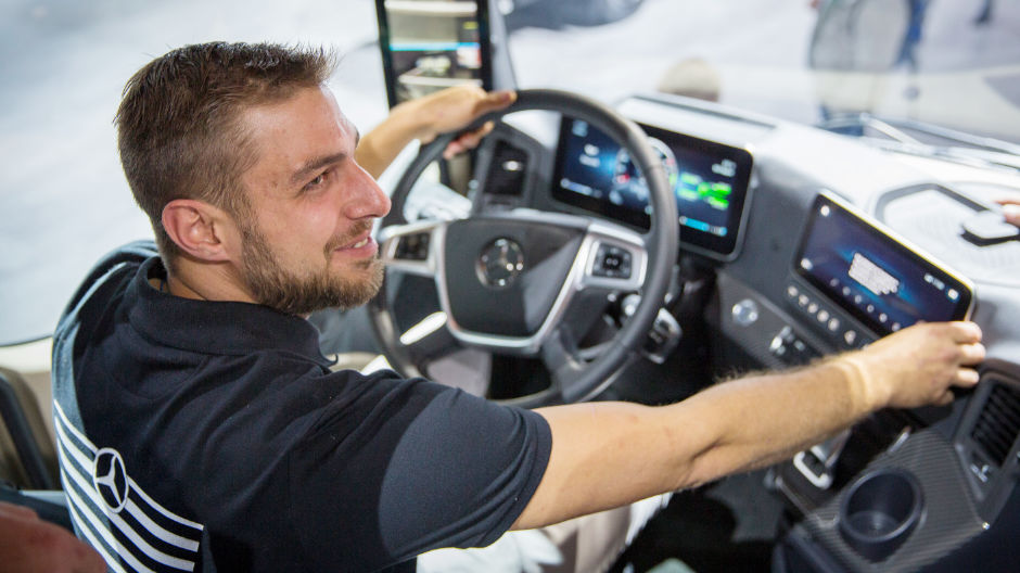 Intensives Erleben des neuen Cockpits: Chris aus Beligen im Schnittmodell des Fahrerhauses.