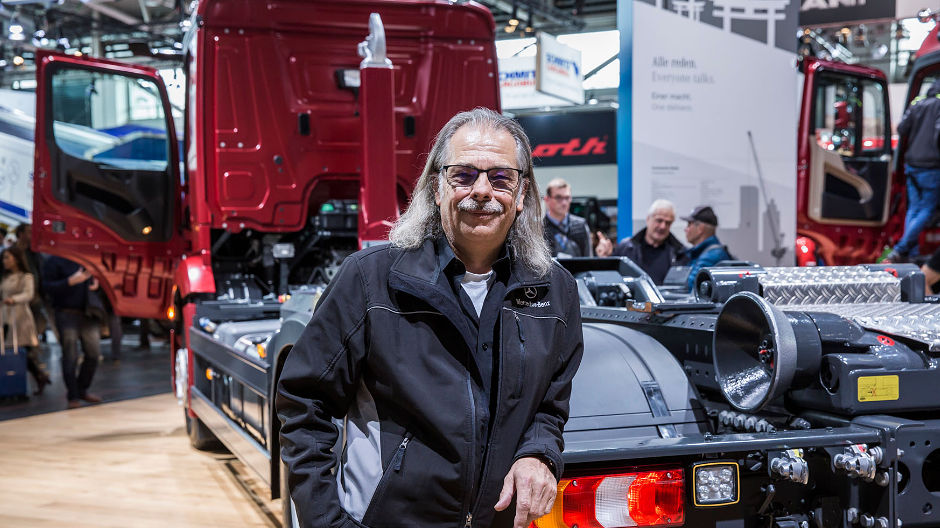 Otto Schäfer dba w targowym zespole Mercedes-Benz o tak zwane podłączenia pokazowe pojazdów. „Chcemy pokazać działanie wszystkich nowych atrakcji technicznych, ale tu w hali musimy pamiętać, że nie wolno nam uruchamiać silników ciężarówek.“