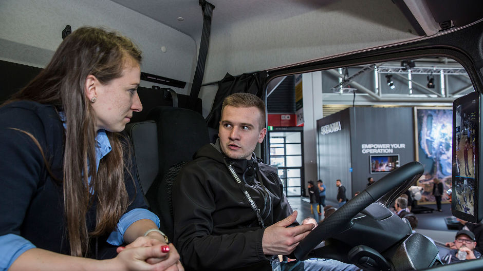 Martin Radlinski (rechts) is als van kindsbeen af gefascineerd door vrachtwagens.  De student wegenbouw heeft een heleboel vragen over de MirrorCam voor Lisa Battenberg van Mercedes-Benz Trucks.