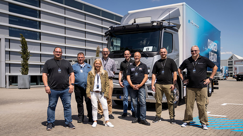 Tobias Wöllmer (od lewej do prawej), Uwe Haller, Nicole Fries (Daimler Truck AG), Michael Tanzer, Josef Rumpfinger, Manfred Wandl, Mike Freiberg i Mariusz Uminski.