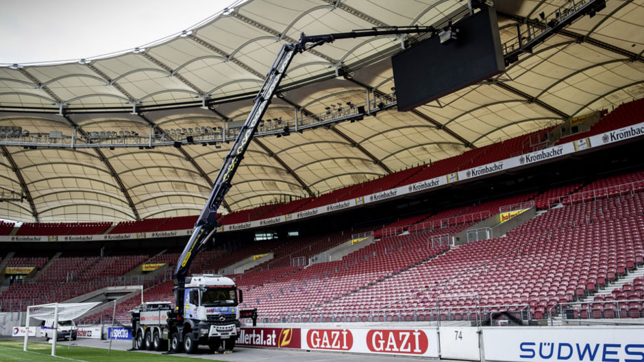 Ein typischer Einsatz des schweren Arocs 5051-Fünfachsers ist in der Mercedes-Benz Arena des Bundesligisten VfB Stuttgart die riesigen LED–Anzeigetafeln zu reinigen, zu inspizieren und zu warten.