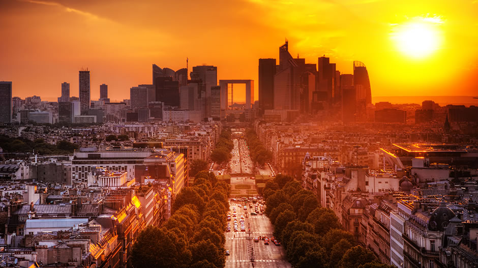 Pola Elizejskie, zwane potocznie „Les Champs”, mają 70 m szerokości i prawie 2000 m długości. Jest to jedna z najsłynniejszych ulic Paryża.