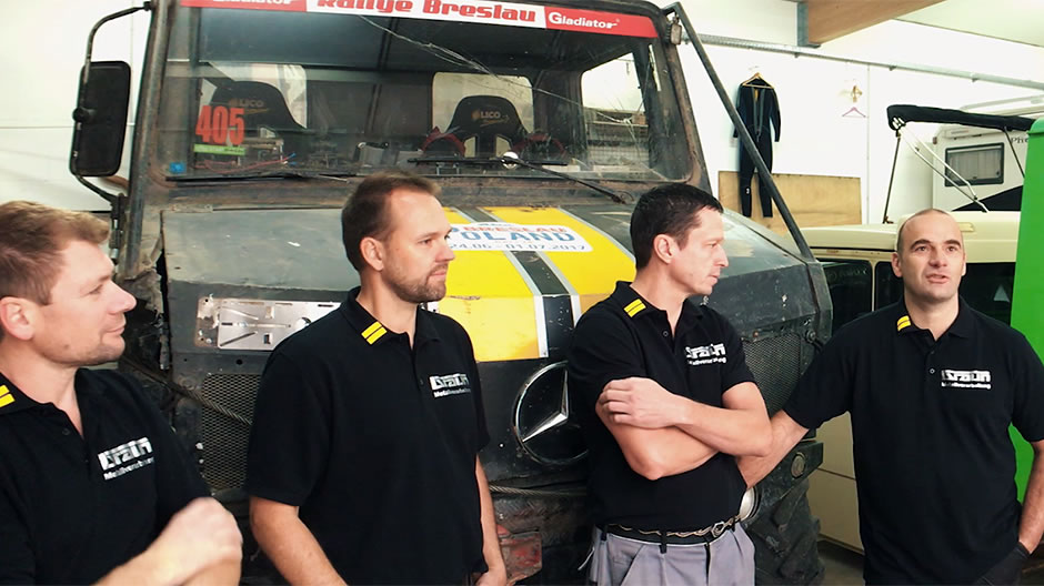Das Unimog Racing Team im Interview: v.l.n.r. das Service-Team Alexander Schönfeld und Christian Koepke, Navigator Rainer Ulrich und Fahrer Steffen Braun.