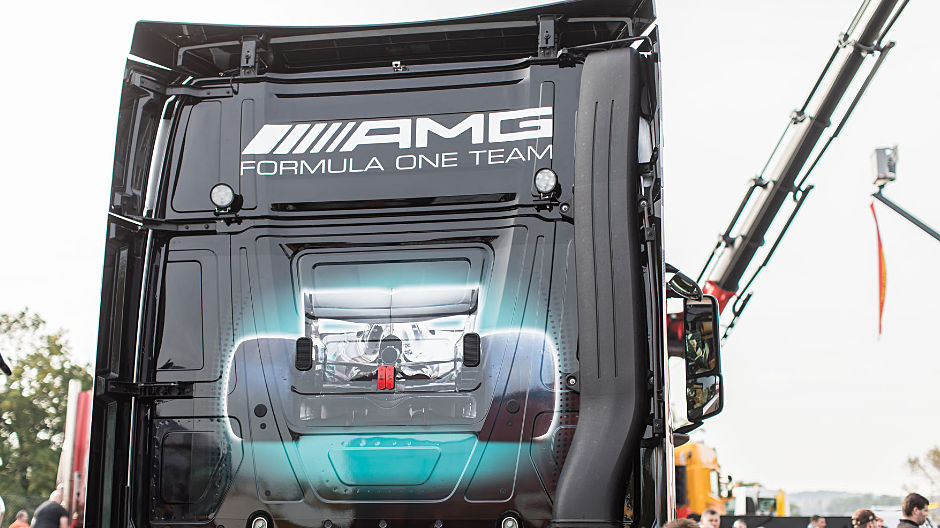 Airbrush is top! Agnes is naar een truckermeeting in Le Mans gereden met de Actros van een collega, die het symbool van Formule-1-team Mercedes-AMG Petronas Motorsport en diens Zilverpijl draagt. 