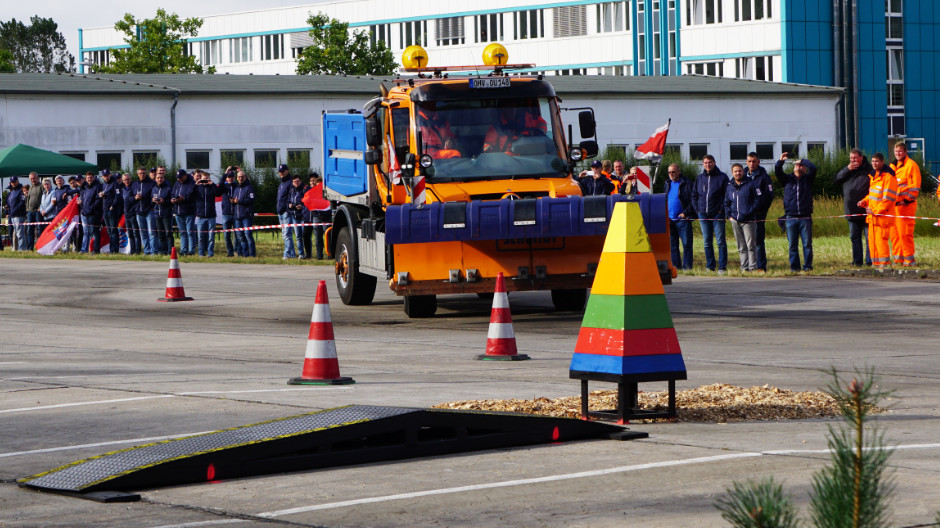 Unimog in action: a disciplined slalom.