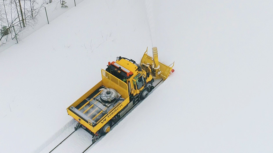 Indiferent dacă este nevoie de o freză pentru zăpadă sau de un plug greu: Unimog este adecvat perfect pentru toate dispozitivele pentru montare pe caroserie.