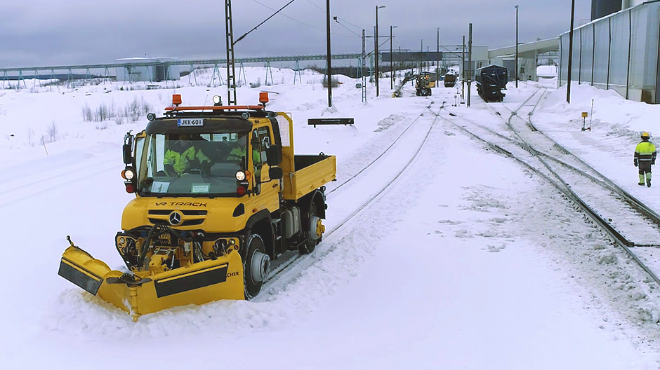 Φρέζα χιονιού ή βαρύς εκχιονιστήρας: το Unimog είναι κατάλληλο για κάθε προσάρτημα.