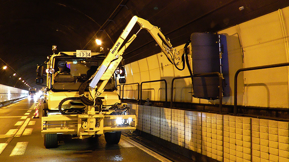 Det kompletta redskapet rengör tunnelväggarna med perfekt resultat.