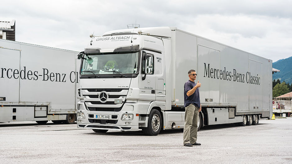 Silvrig Actros, guld värd! Andreas Krämer kommer runt i hela Europa med sin Actros. Han transporterar ovanliga Mercedes-bilar till filmningar och fotograferingar.