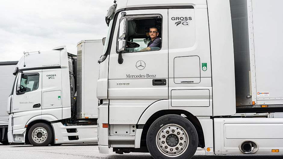 Silvrig Actros, guld värd! Andreas Krämer kommer runt i hela Europa med sin Actros. Han transporterar ovanliga Mercedes-bilar till filmningar och fotograferingar.