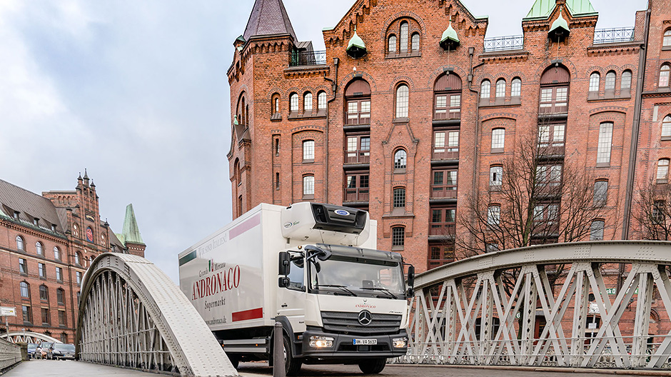 Delicious freight and a favourite truck: Hansi Grygo particularly likes to be on the road in the current Atego 1624.
