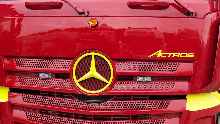 Stimmig bis ins Fahrerhaus: Das Farbkonzept von Christians Actros ist konsequent umgesetzt – und spiegelt die Logo-Farben der Söllner Group wider.