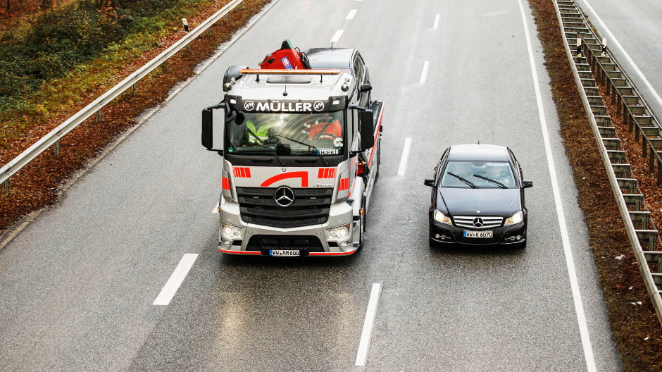 With ordinary cars, you don't notice them on the Antos. It can take vehicles up to six tonnes on board.