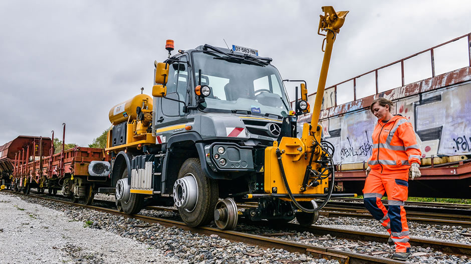 En tant que véhicule rail-route, l'Unimog U 423 permet d'effectuer des manœuvres de façon particulièrement flexible. 