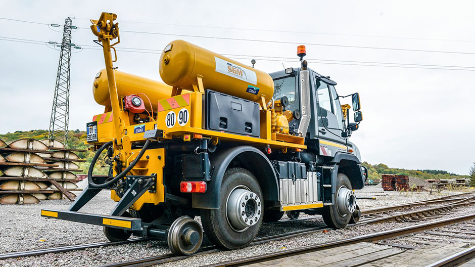 Equipped as a road-rail vehicle, the Unimog U 423 is a particularly flexible shunting assistant.