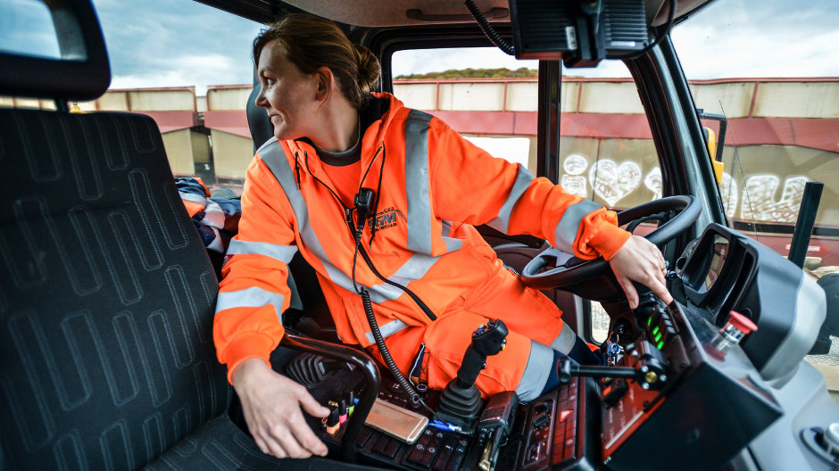 Tatiana and her colleague Christophe always have a complete overview from within the modern cab of the Unimog U 423.