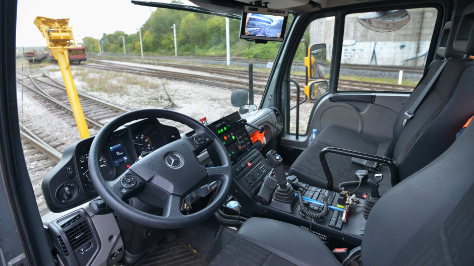 Nella moderna cabina di guida dell'Unimog U 423, Tatiana e il collega Christophe hanno sempre la situazione sotto controllo.
