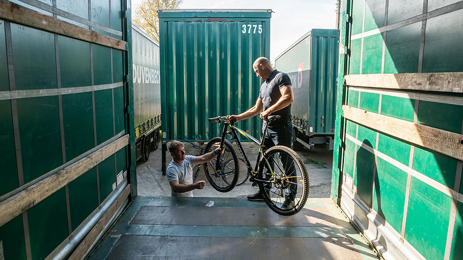 Εκτός από το κανονικό φορτίο, ο Adrian και ο Witek έχουν πάντα μαζί τους τα ποδήλατά τους.
