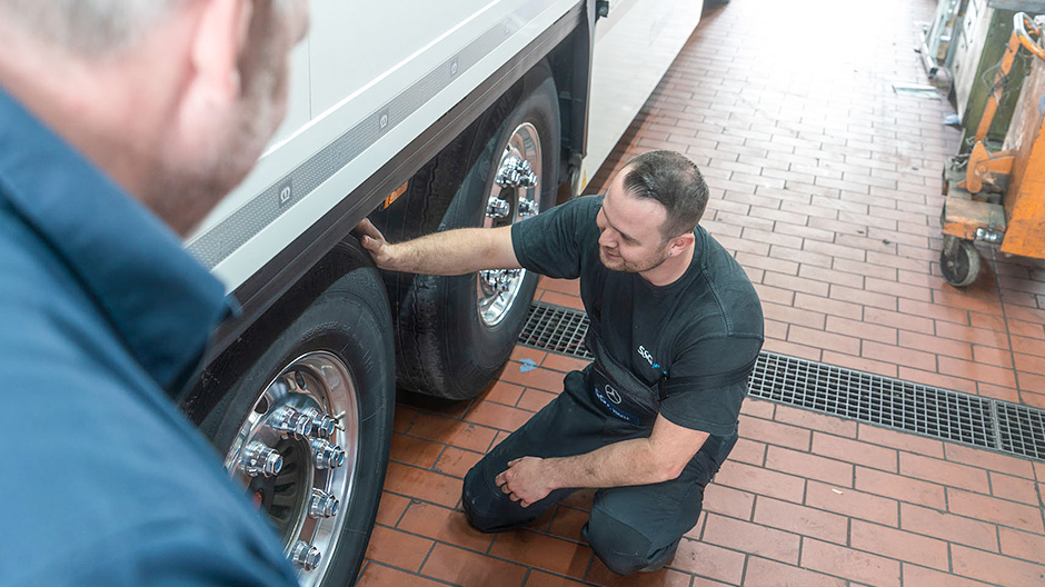 Trailer check included: Patrick Vögele from S&G Automobile AG in Karlsruhe takes on the scheduled job of changing the brake pads on the refrigerated trailer.