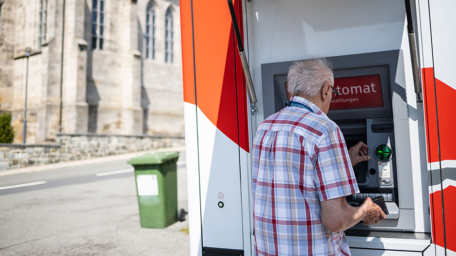Once a week, Jürgen heads to the village of Tschirn with the mobile bank.