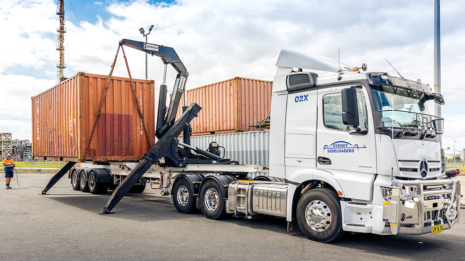 Hydrauliek aan boord: Sideloader-opleggers kunnen zelf vrachtcontainers laden en lossen. De chauffeur bestuurt de procedure met een kleine console.