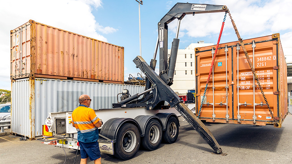 Hydraulik om bord: Sideloader-trailere kan selvstændigt afhente og aflevere containere til søtransport. Chaufføren styrer arbejdsgangen ved hjælp af en lille konsol.