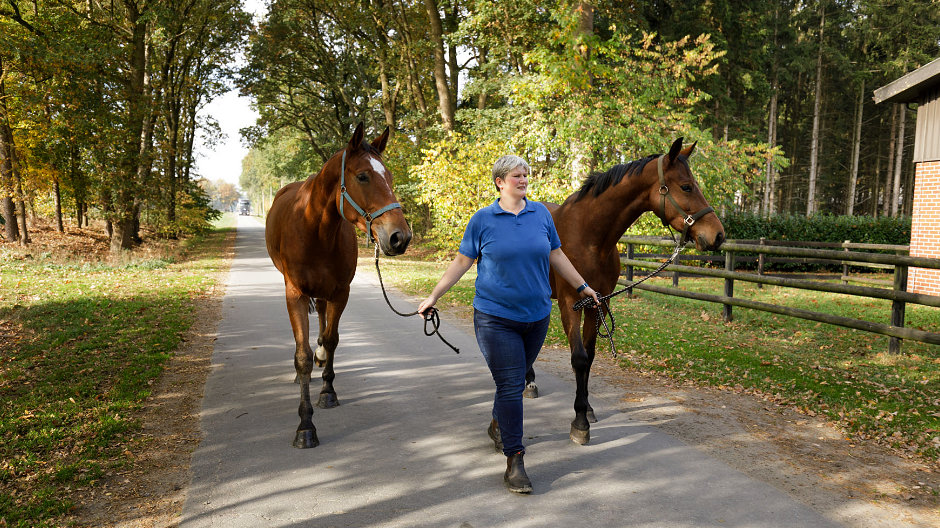 Κάτι περισσότερο από μια δουλειά: Η Melanie έχει μεγαλώσει με άλογα – ο ενθουσιασμός για τους τετράποδους φίλους συνεχίζεται και μετά τη δουλειά.