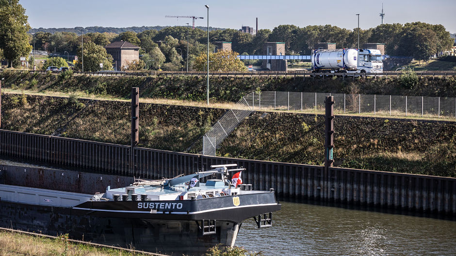With a tank container through the Ruhr region – many of Michael Nienhaus’ tours start or end in Duisburg’s “duisport”, the world’s largest inland port with several terminals on the Rhine and Ruhr rivers.