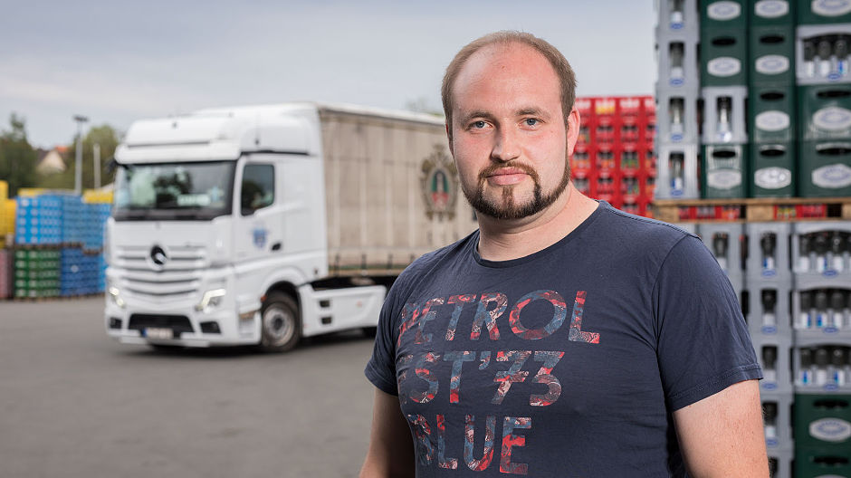 Ready for the working week: Matthias Schreiber in front of his new Actros.