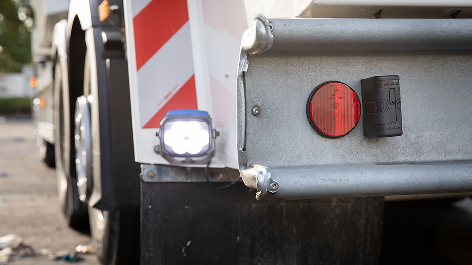 S přehledem o dění za vozidlem. Systém TailGuard detekuje vzdálenosti k objektům nacházejícím se za nákladním vozidlem a v případě potřeby dokáže vozidlo zastavit. 