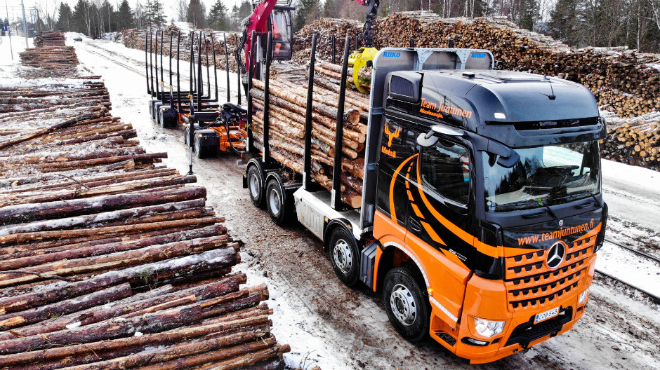 Transporte de madeira: para além da indústria de turfa, a equipa Juntunen já atua noutras áreas do transporte.