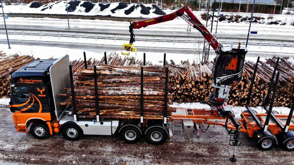 Trasporto di legname: Team Juntunen, oltre che nel settore della torba, opera anche in altri settori di trasporto.