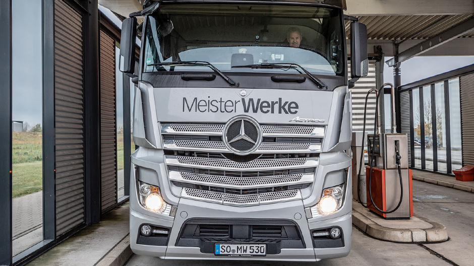 Dobrá jízda s hvězdami: Vozový park společnosti MeisterWerke zahrnuje asi 30 užitkových vozidel značky Mercedes-Benz – většina z nich jsou modely Actros a rovněž několik modelů Sprinter.