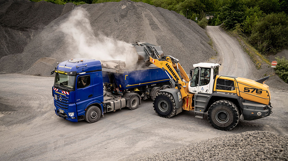 Arocs damperli araç bir bazalt taş ocağında yol inşaatı için malzeme yüklüyor: İki kez öğütülmüş mıcır, dolgu malzemesi ve bazalt don koruma malzemesi.