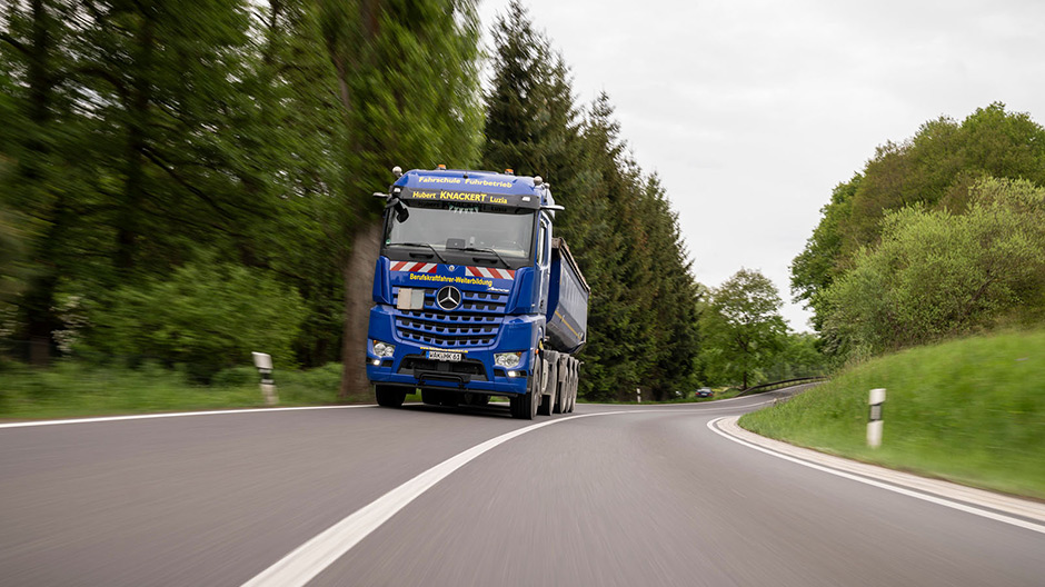 With the further optimised Predictive Powertrain Control cruise control and transmission management system, driver Peter Wedhorn now also reduces average fuel consumption by up to five percent on interurban roads.