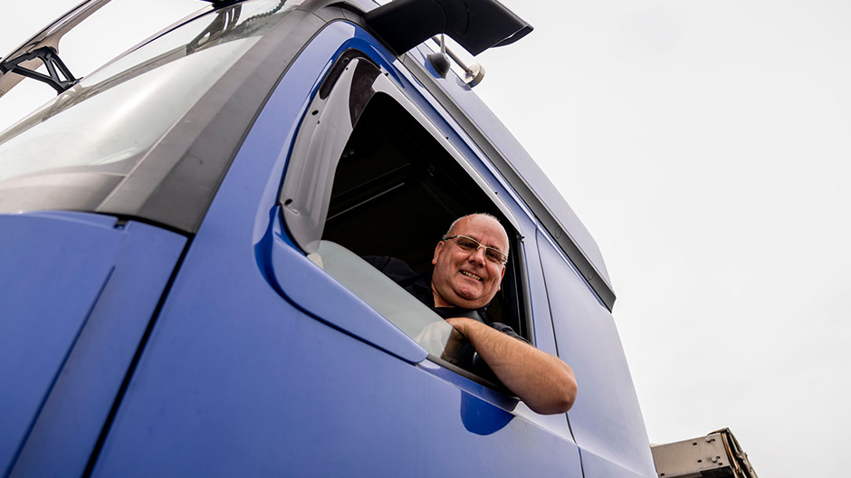 Med den yderligere forbedrede fartpilot- og gearkassestyring Predictive Powertrain Control kan chauffør Peter Wedhorn nu også reducere det gennemsnitlige forbrug ved kørsel på landevej.