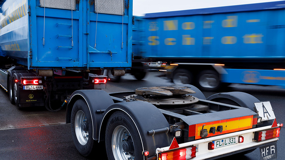 Takzvaný podvozek dolly dánského výrobce HFR tvoří střední část silniční nákladní soupravy EuroCombi a pojme návěs se dvěma kontejnery.