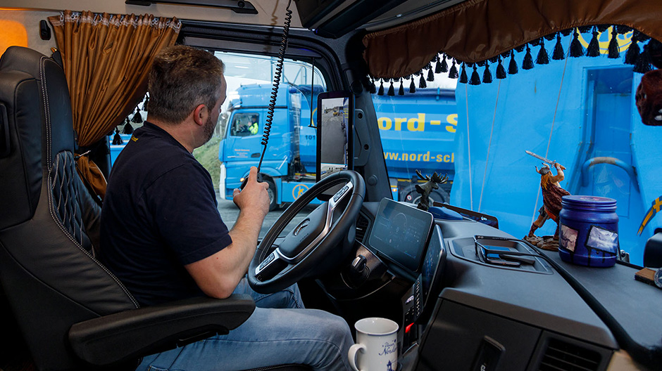Met twee trucks moeten de containers aan de Deense kant worden getransporteerd, waar gigaliners van 60 ton toegestaan zijn op speciale trajecten.