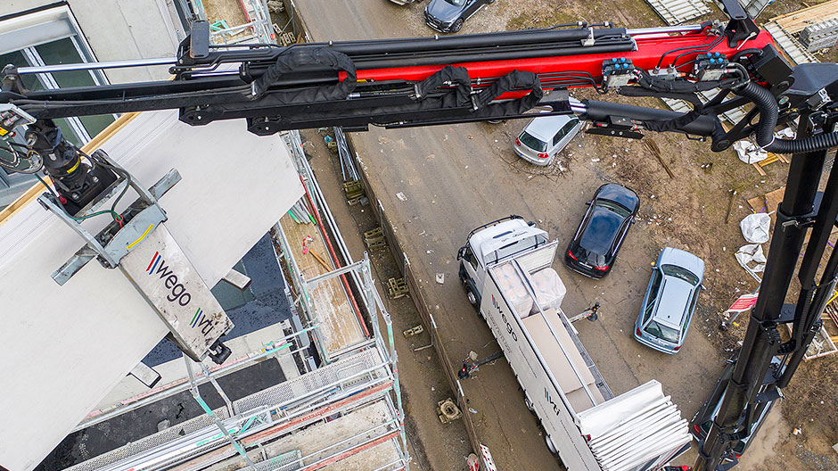 Thanks to the crane at the rear, Andi can deliver the construction materials up to a height of 27 metres.